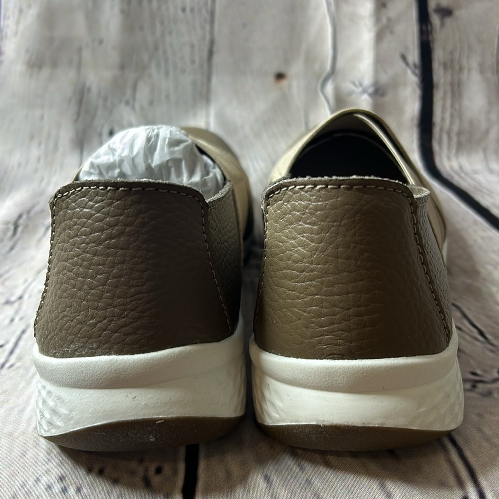 NWT Wanderlust taupe/taupe leather Dolly slip on loafers size 8 wide.never worn - Picture 5 of 8